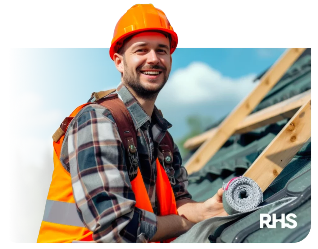 Ouvrier qui rénove la toiture d'une maison en Gironde