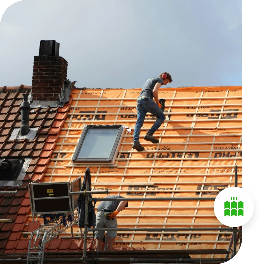 Ouvriers qui rénovent la toiture d'une maison en Gironde